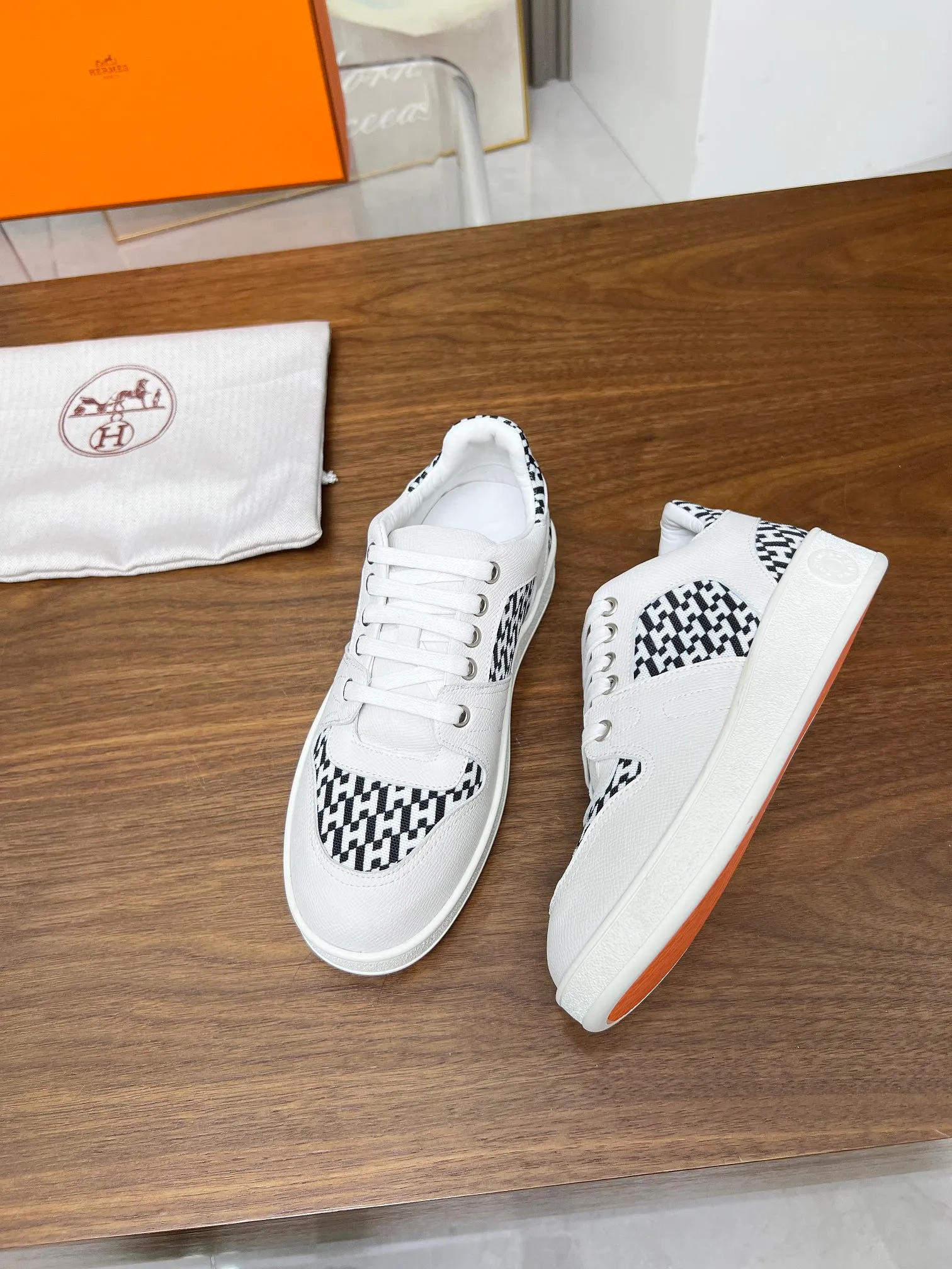 👟👟Ex-factory price 520👟👟 🔥🔥🔥French direct mail HERMES/Hermès flat fashion sports and casual shoes Korean style lace-up mesh lightweight! ! Breathable and comfortable, standard size 35/40 (41 can be customized and will not be returned)